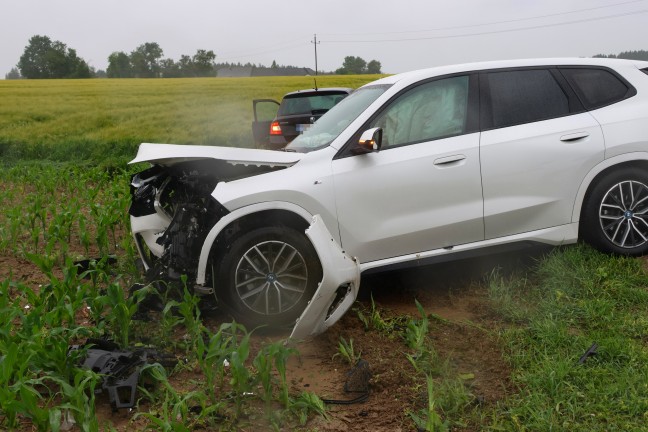 Schwere Kreuzungskollision zwischen zwei Autos in Sattledt