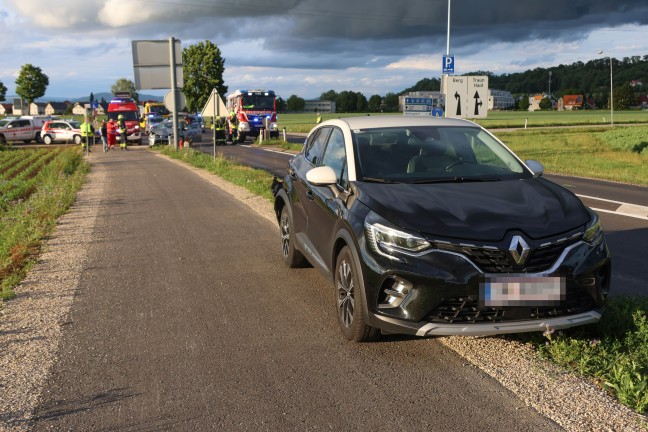 Taxi kollidiert mit PKW: Auffahrunfall auf Kremstalstra�e bei Ansfelden endet mit zwei Verletzten