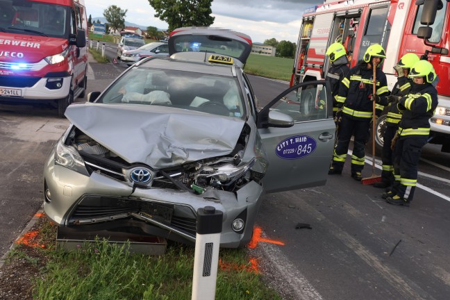 Taxi kollidiert mit PKW: Auffahrunfall auf Kremstalstra�e bei Ansfelden endet mit zwei Verletzten