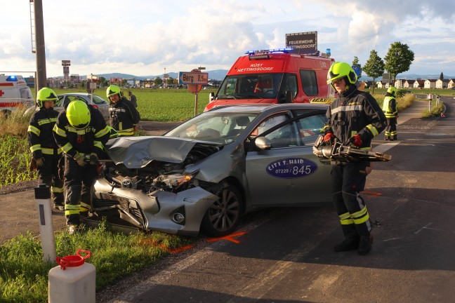 Taxi kollidiert mit PKW: Auffahrunfall auf Kremstalstra�e bei Ansfelden endet mit zwei Verletzten