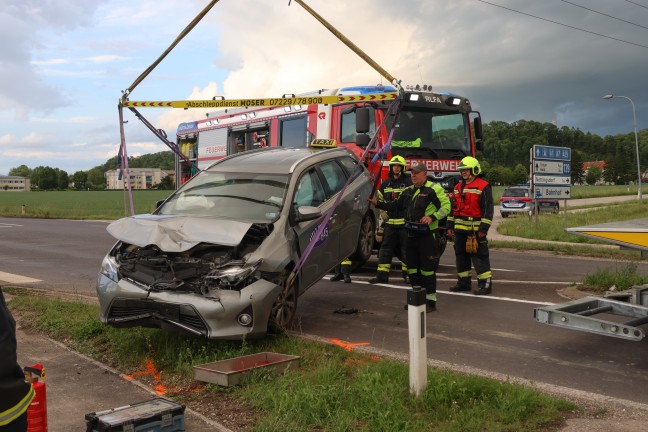 Taxi kollidiert mit PKW: Auffahrunfall auf Kremstalstra�e bei Ansfelden endet mit zwei Verletzten