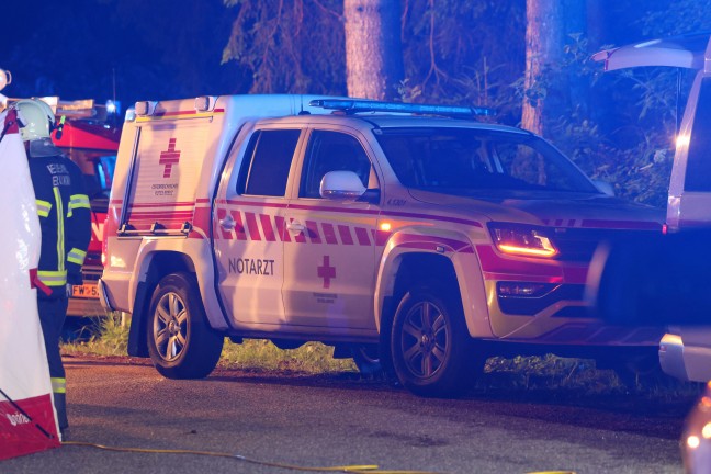 Schwer eingeklemmt: Auto bei Verkehrsunfall in Ottnang am Hausruck gegen Baum geprallt