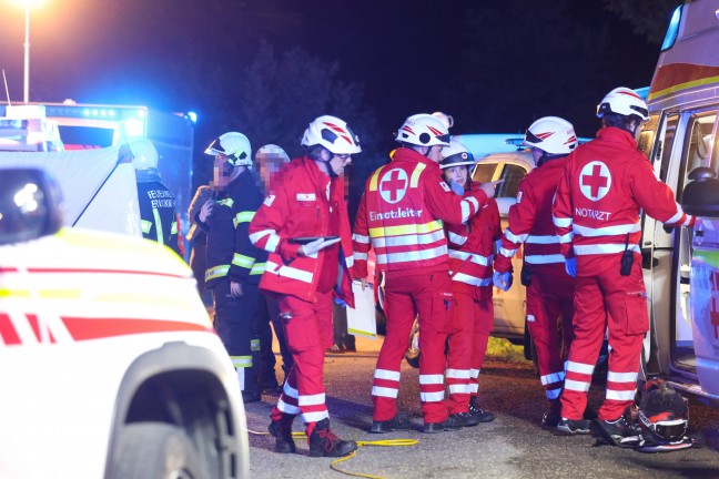 Schwer eingeklemmt: Auto bei Verkehrsunfall in Ottnang am Hausruck gegen Baum geprallt
