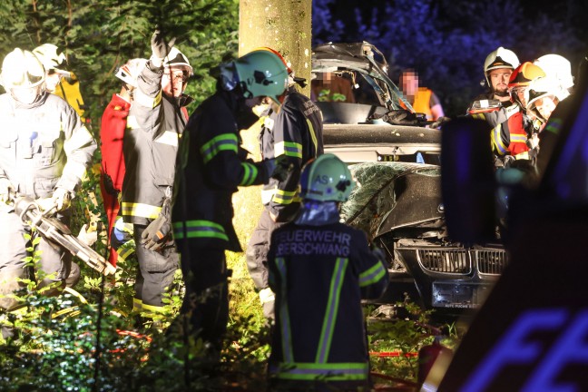Schwer eingeklemmt: Auto bei Verkehrsunfall in Ottnang am Hausruck gegen Baum geprallt