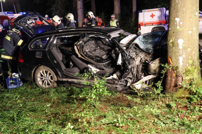 Schwer eingeklemmt: Auto bei Verkehrsunfall in Ottnang am Hausruck gegen Baum geprallt
