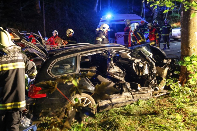Schwer eingeklemmt: Auto bei Verkehrsunfall in Ottnang am Hausruck gegen Baum geprallt
