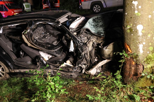 Schwer eingeklemmt: Auto bei Verkehrsunfall in Ottnang am Hausruck gegen Baum geprallt