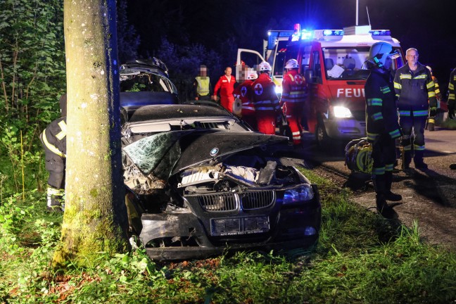 Schwer eingeklemmt: Auto bei Verkehrsunfall in Ottnang am Hausruck gegen Baum geprallt