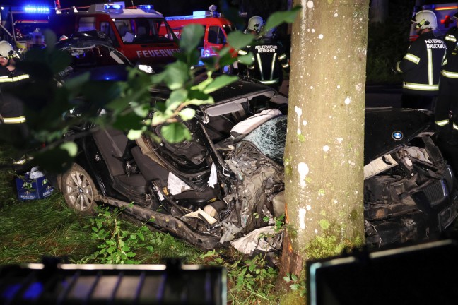 Schwer eingeklemmt: Auto bei Verkehrsunfall in Ottnang am Hausruck gegen Baum geprallt