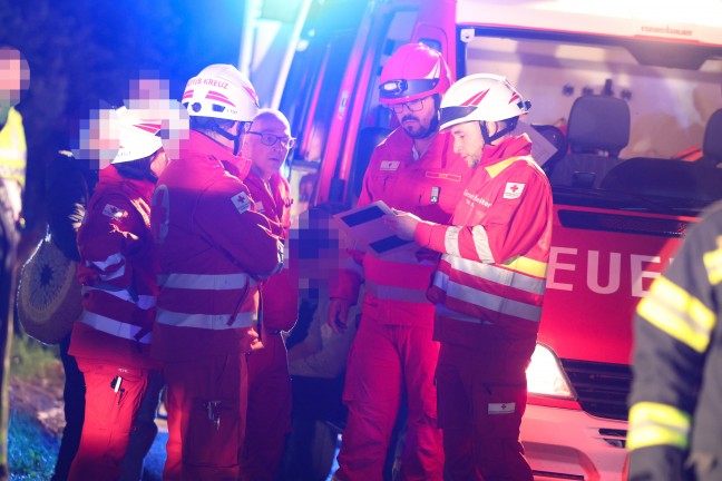 Schwer eingeklemmt: Auto bei Verkehrsunfall in Ottnang am Hausruck gegen Baum geprallt