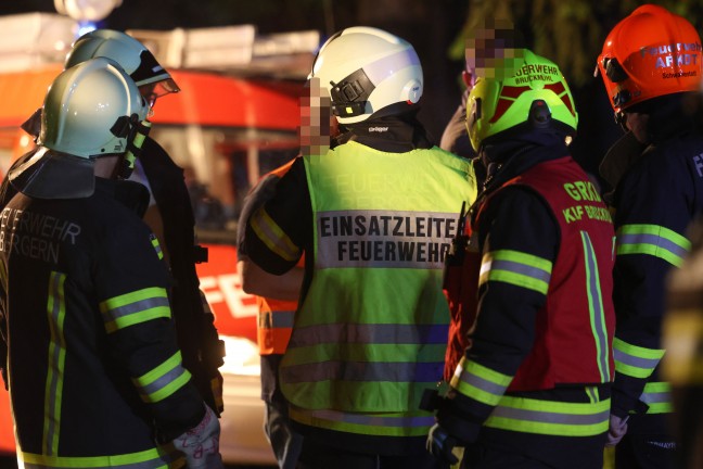 Schwer eingeklemmt: Auto bei Verkehrsunfall in Ottnang am Hausruck gegen Baum geprallt