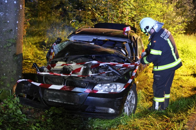 Schwer eingeklemmt: Auto bei Verkehrsunfall in Ottnang am Hausruck gegen Baum geprallt