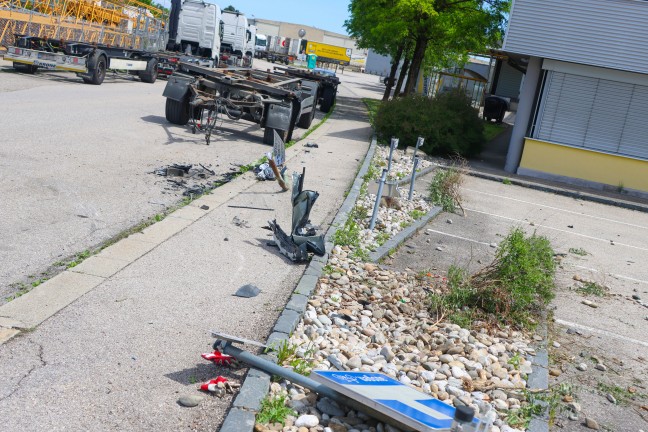 Schwerer verletzt: Alkolenker crasht in Wels-Pernau mit Auto gegen LKW und erfasst dessen Lenker