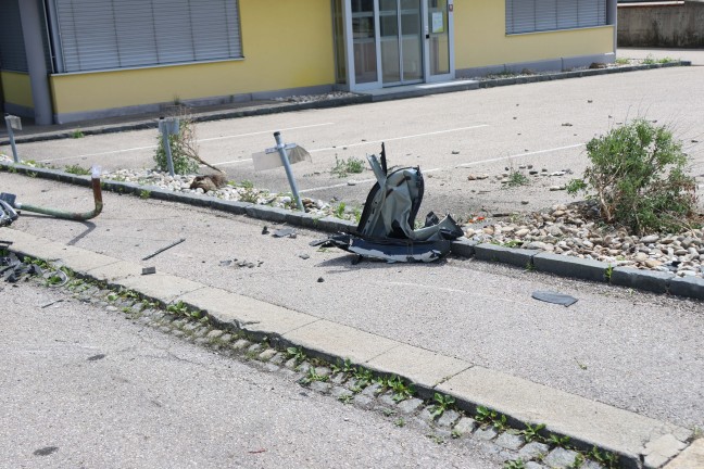 Schwerer verletzt: Alkolenker crasht in Wels-Pernau mit Auto gegen LKW und erfasst dessen Lenker