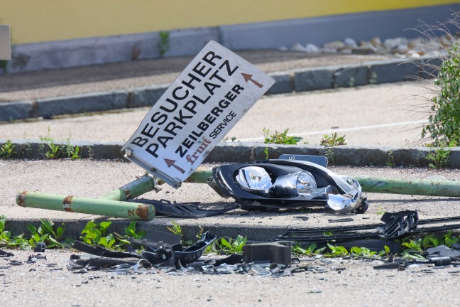 Schwerer verletzt: Alkolenker crasht in Wels-Pernau mit Auto gegen LKW und erfasst dessen Lenker
