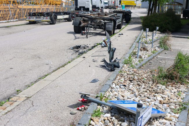 Schwerer verletzt: Alkolenker crasht in Wels-Pernau mit Auto gegen LKW und erfasst dessen Lenker