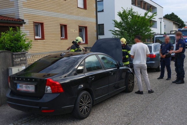Defekte Batterie: Einsatzkr�fte der Feuerwehr zu PKW-Brand nach Wels-Lichtenegg alarmiert