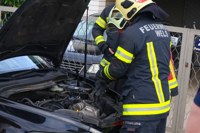 Defekte Batterie: Einsatzkr�fte der Feuerwehr zu PKW-Brand nach Wels-Lichtenegg alarmiert