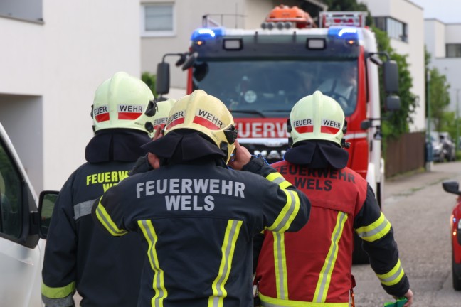Defekte Batterie: Einsatzkr�fte der Feuerwehr zu PKW-Brand nach Wels-Lichtenegg alarmiert