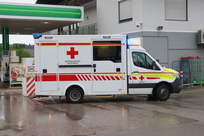 Auto begann nach schwerem Kreuzungscrash auf Rieder Stra�e in Geiersberg zu brennen