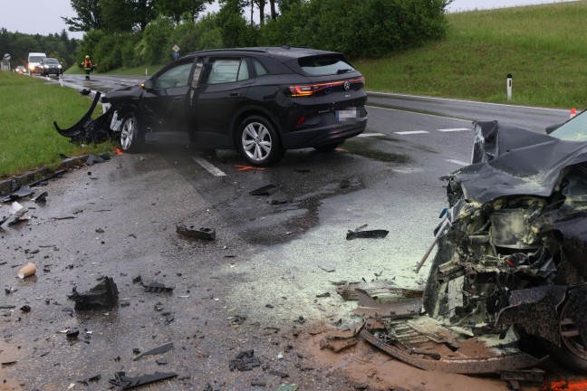 Auto begann nach schwerem Kreuzungscrash auf Rieder Stra�e in Geiersberg zu brennen