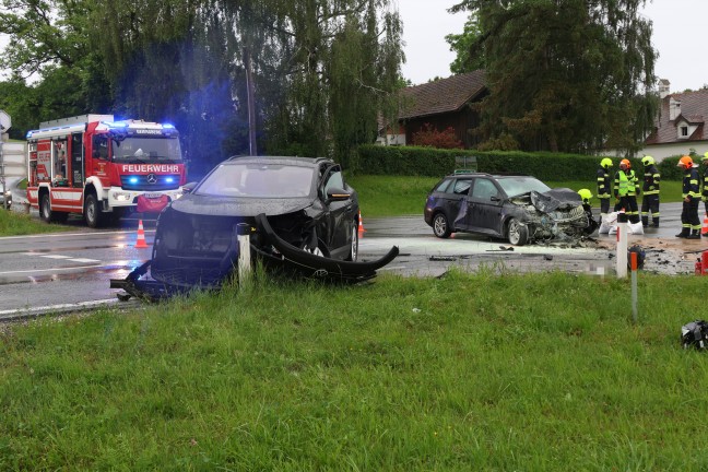 Auto begann nach schwerem Kreuzungscrash auf Rieder Stra�e in Geiersberg zu brennen