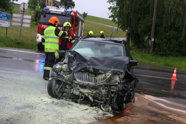 Auto begann nach schwerem Kreuzungscrash auf Rieder Stra�e in Geiersberg zu brennen