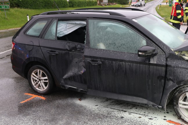 Auto begann nach schwerem Kreuzungscrash auf Rieder Stra�e in Geiersberg zu brennen