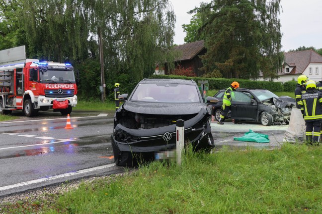 Auto begann nach schwerem Kreuzungscrash auf Rieder Stra�e in Geiersberg zu brennen