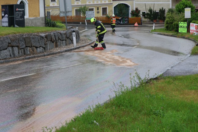 Auto begann nach schwerem Kreuzungscrash auf Rieder Stra�e in Geiersberg zu brennen