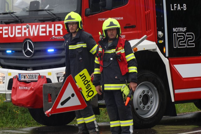Auto begann nach schwerem Kreuzungscrash auf Rieder Stra�e in Geiersberg zu brennen