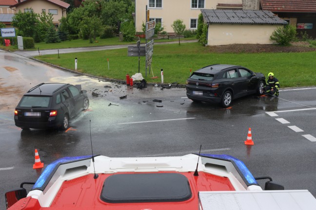Auto begann nach schwerem Kreuzungscrash auf Rieder Stra�e in Geiersberg zu brennen