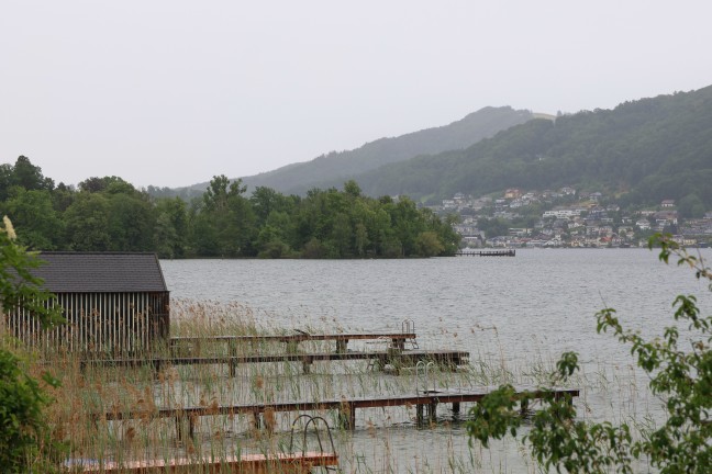 Personenrettung am Traunsee: Verletzte Person in Gmunden von Rettungskr�ften versorgt