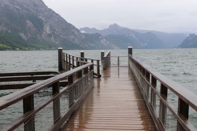 Personenrettung am Traunsee: Verletzte Person in Gmunden von Rettungskr�ften versorgt