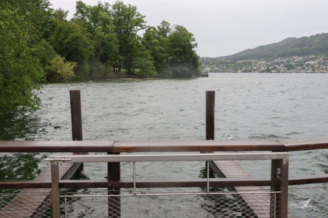 Personenrettung am Traunsee: Verletzte Person in Gmunden von Rettungskr�ften versorgt