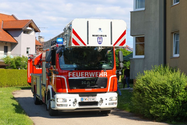 Feuerwehr und Polizei bei Brandverdacht in einer Wohnanlage in Wels-Neustadt im Einsatz