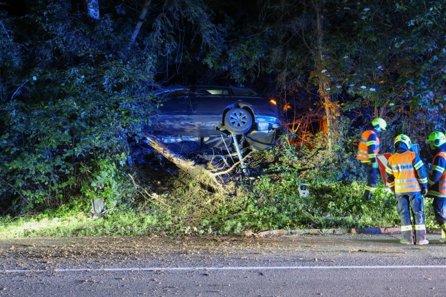 Auto steckte nach schwerem Verkehrsunfall bei Wei�kirchen an der Traun regelrecht in Waldb�schung