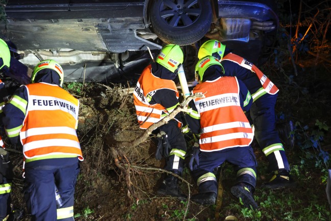 Auto steckte nach schwerem Verkehrsunfall bei Wei�kirchen an der Traun regelrecht in Waldb�schung