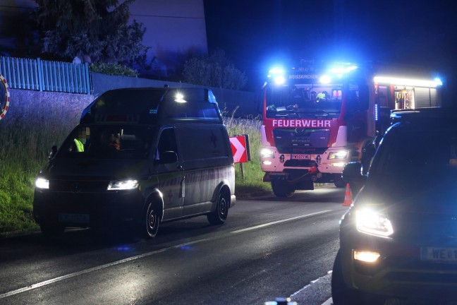 Auto steckte nach schwerem Verkehrsunfall bei Wei�kirchen an der Traun regelrecht in Waldb�schung