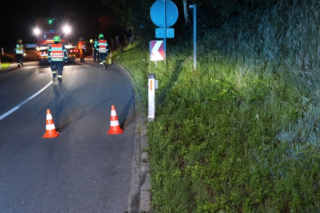 Auto steckte nach schwerem Verkehrsunfall bei Wei�kirchen an der Traun regelrecht in Waldb�schung