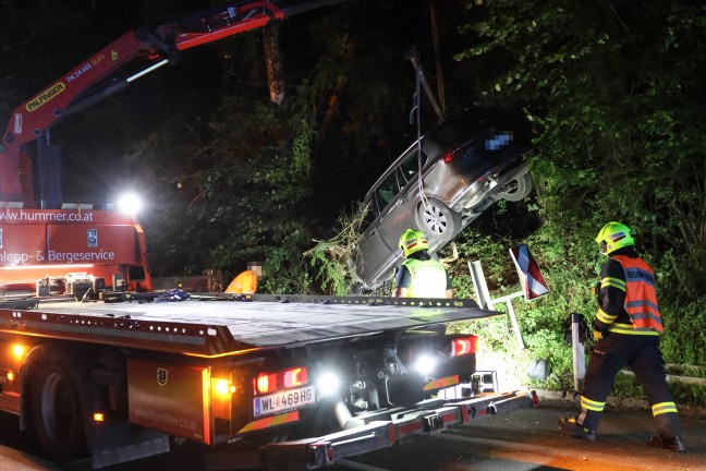 Auto steckte nach schwerem Verkehrsunfall bei Wei�kirchen an der Traun regelrecht in Waldb�schung