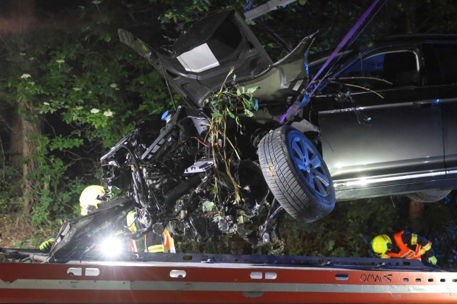 Auto steckte nach schwerem Verkehrsunfall bei Wei�kirchen an der Traun regelrecht in Waldb�schung