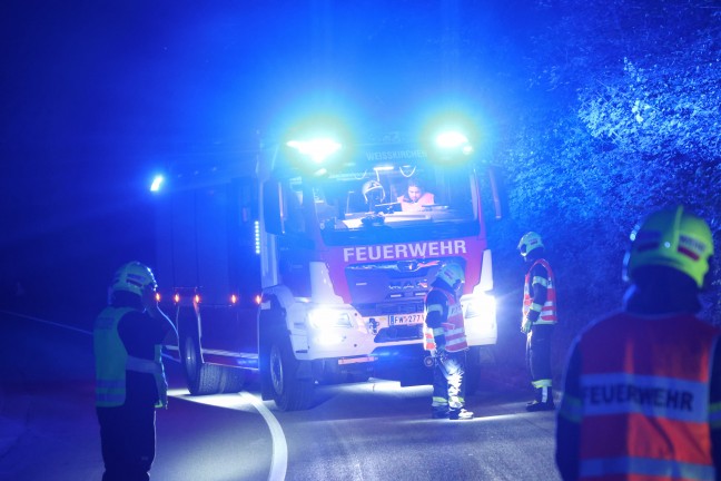 Auto steckte nach schwerem Verkehrsunfall bei Wei�kirchen an der Traun regelrecht in Waldb�schung