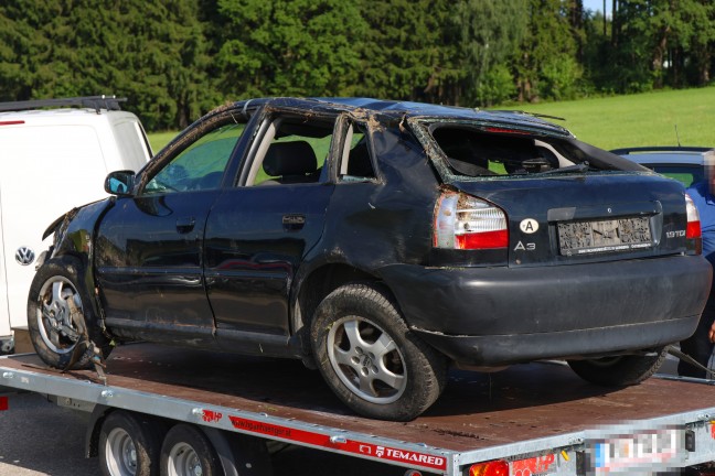 Auto bei schwerem Verkehrsunfall in Taiskirchen im Innkreis �berschlagen