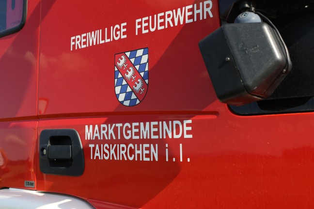 Auto bei schwerem Verkehrsunfall in Taiskirchen im Innkreis �berschlagen