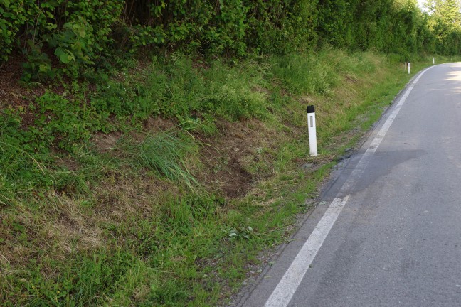 Auto bei schwerem Verkehrsunfall in Taiskirchen im Innkreis �berschlagen
