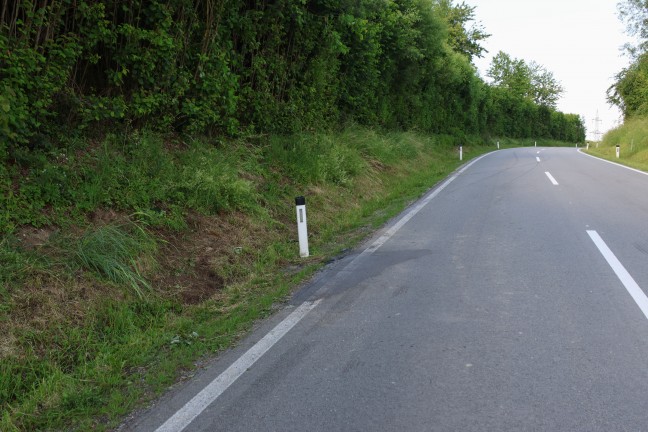 Auto bei schwerem Verkehrsunfall in Taiskirchen im Innkreis �berschlagen