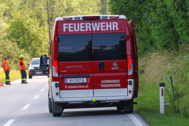Auto bei schwerem Verkehrsunfall in Taiskirchen im Innkreis �berschlagen