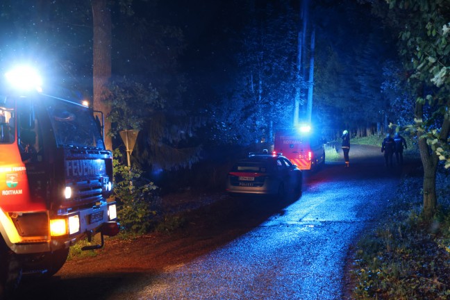 Auto in einem Waldst�ck in Bad Wimsbach-Neydharting gegen mehrere B�ume geprallt