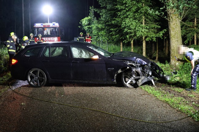 Auto in einem Waldst�ck in Bad Wimsbach-Neydharting gegen mehrere B�ume geprallt